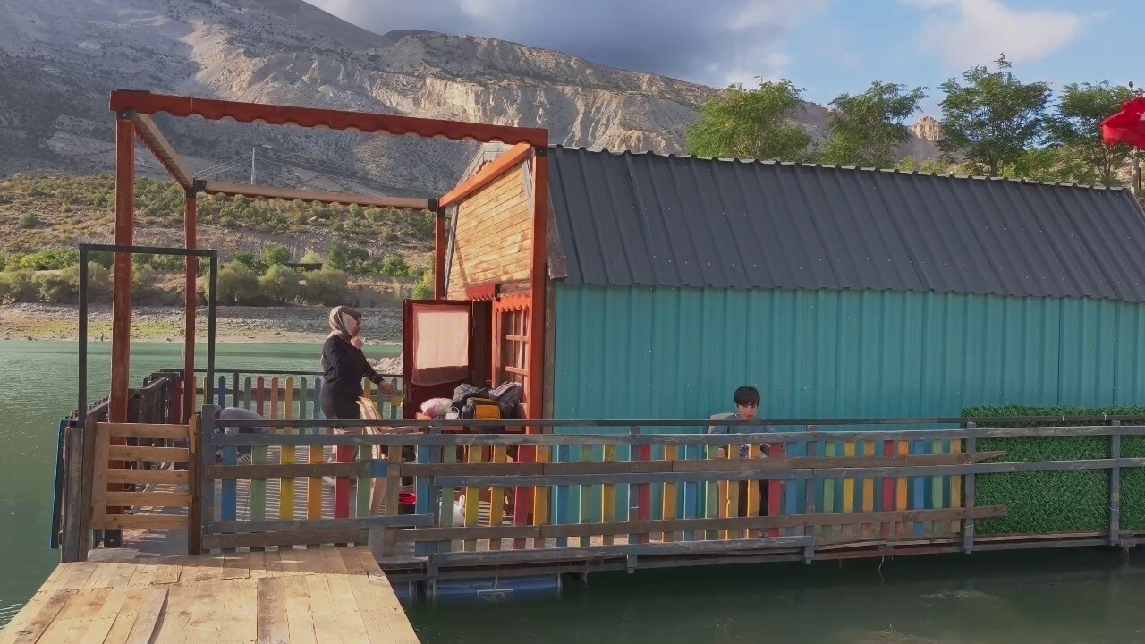 ERZURUM’UN UZUNDERE İLÇESİNDE HAYATA GEÇİRİLEN "YÜZEN EV" PROJESİ, BÖLGENİN YENİ TURİZM CAZİBE...