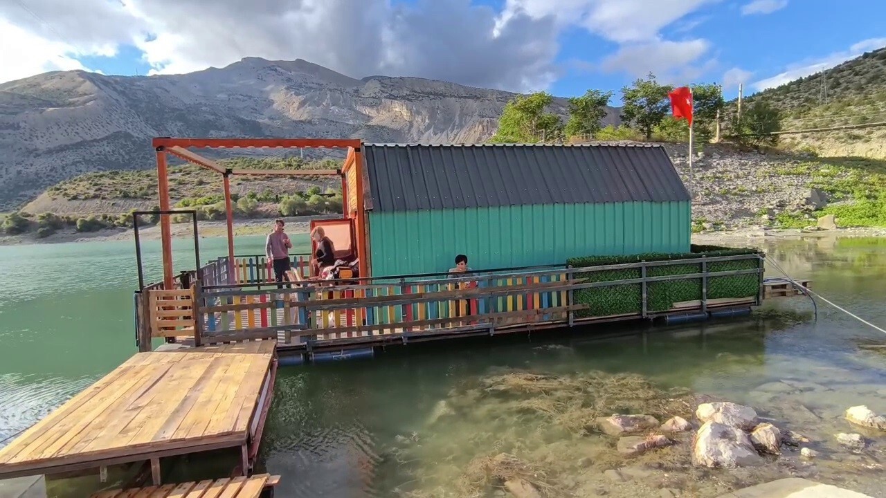 ERZURUM’UN UZUNDERE İLÇESİNDE HAYATA GEÇİRİLEN "YÜZEN EV" PROJESİ, BÖLGENİN YENİ TURİZM CAZİBE...