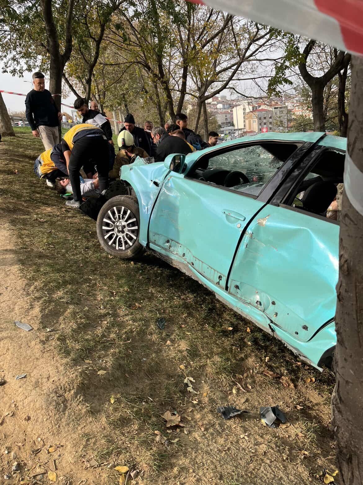 ESENLER O-3 OTOYOLU İSTOÇ İSTİKAMETİNDE KONTROLDEN ÇIKAN OTOMOBİL BARİYERLERİ AŞARAK AĞAÇLIK ALANA...