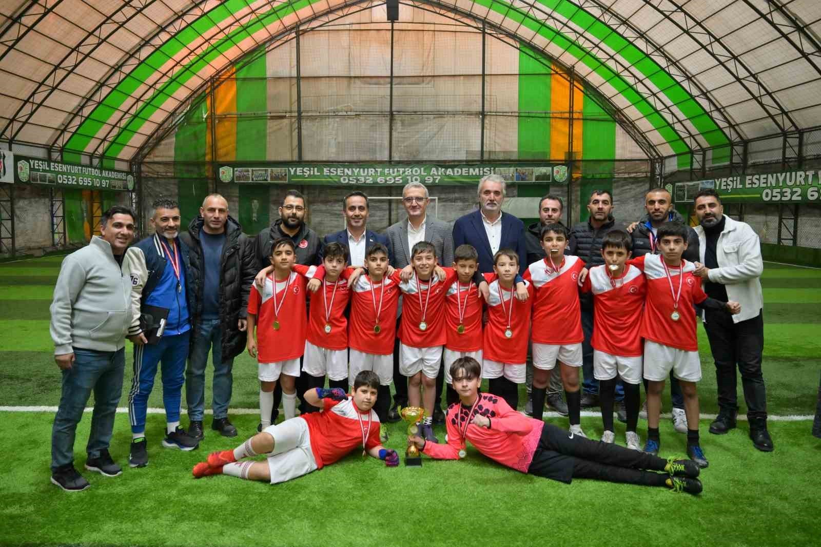 ESENYURT BELEDİYESİ’NİN SPOR KURSLARINDA EĞİTİM ALAN 7-14 YAŞ ARASI GENÇ SPORCULARDAN OLUŞAN 8...