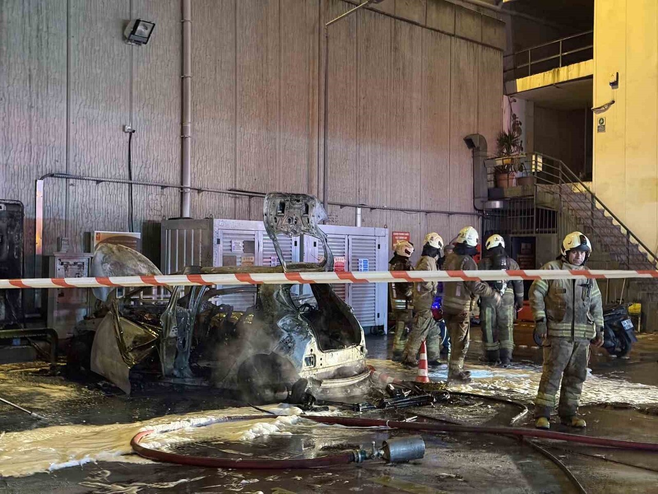 ESENYURT, E-5 KARAYOLU YAN YOLDA BULUNAN BİR AKARYAKIT İSTASYONUNDA ŞARJA BAĞLI BİR ELEKTRİKLİ...