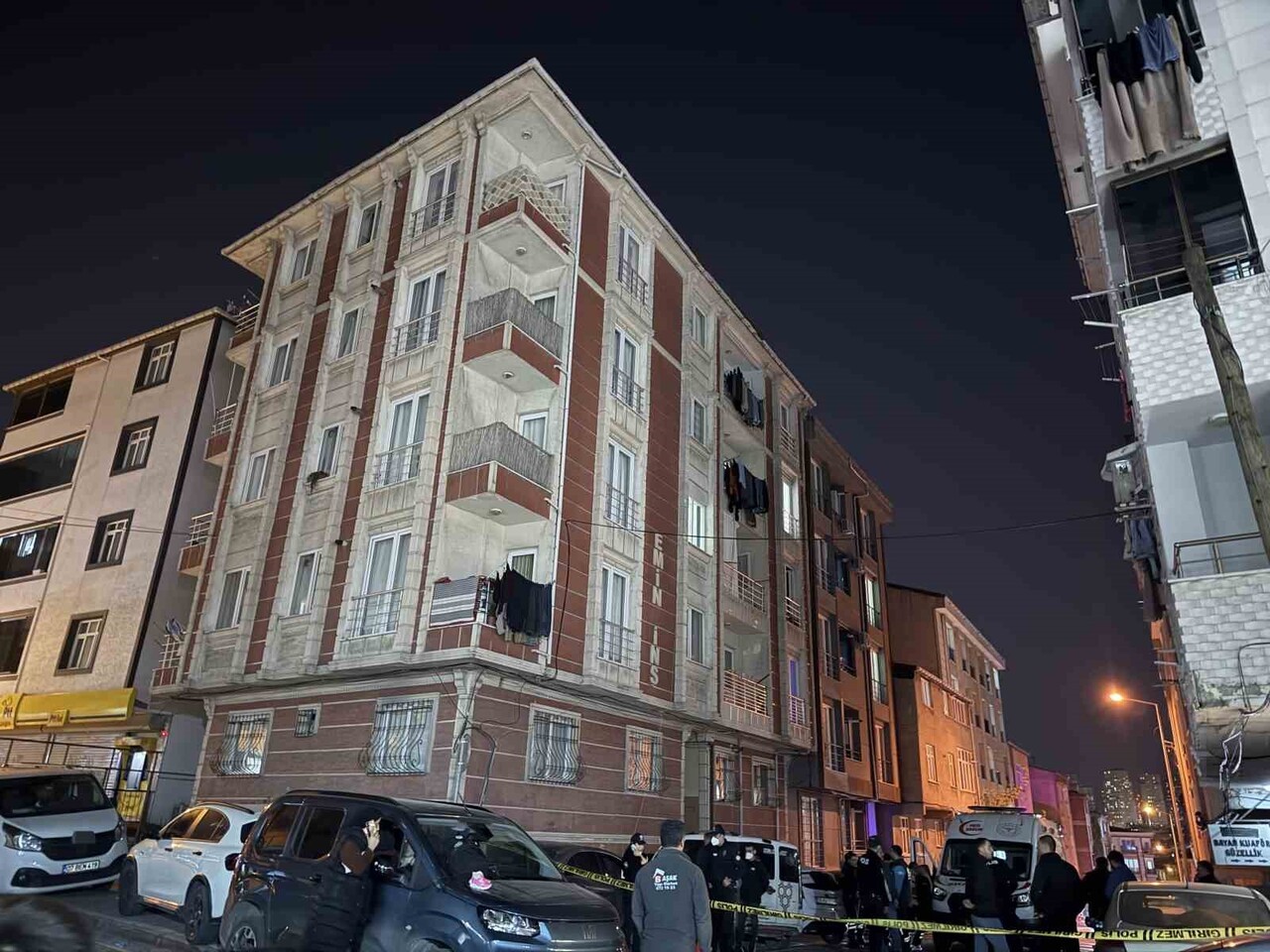 ESENYURT’TA BİR BİNANIN BODRUM KATINDAN YAPILAN İLAÇLAMA NEDENİYLE BİNA SAKİNLERİNDEN BİRİ BEBEK 4...