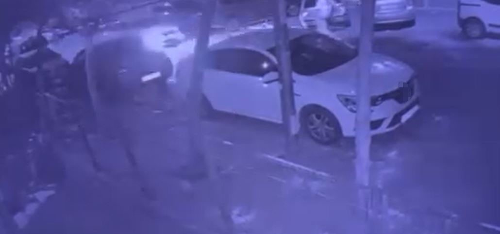 ESENYURT’TA YOLUN KARŞISINA GELEN ADAMA OTOMOBİL ÇARPTI. YARALI VE SÜRÜCÜNÜN ARASINDA TARTIŞMA...