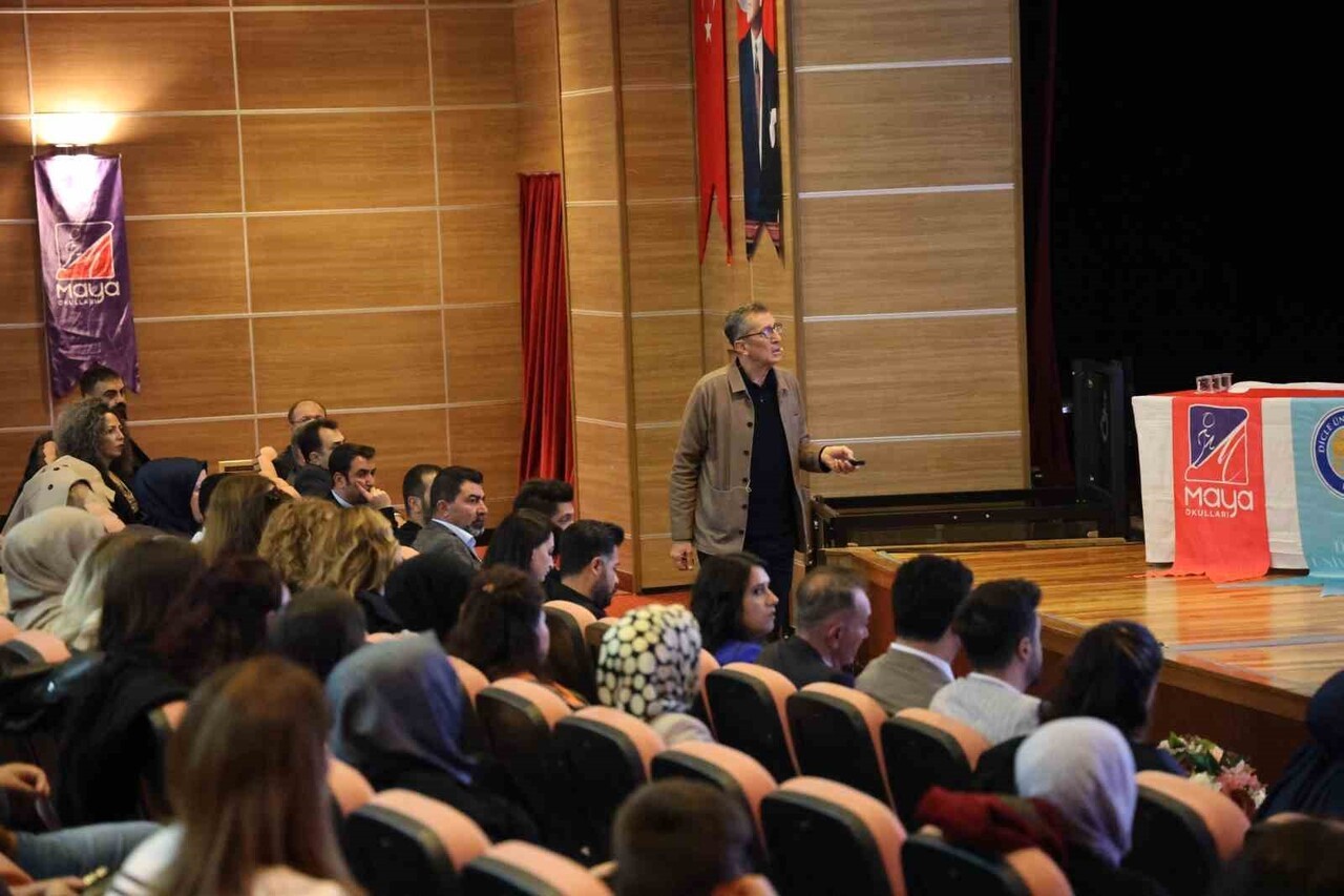 ESKİ MİLLİ EĞİTİM BAKANI ZİYA SELÇUK, DİYARBAKIR MAYA OKULLARININ DÜZENLEDİĞİ PROGRAMDA ÖĞRETMEN...