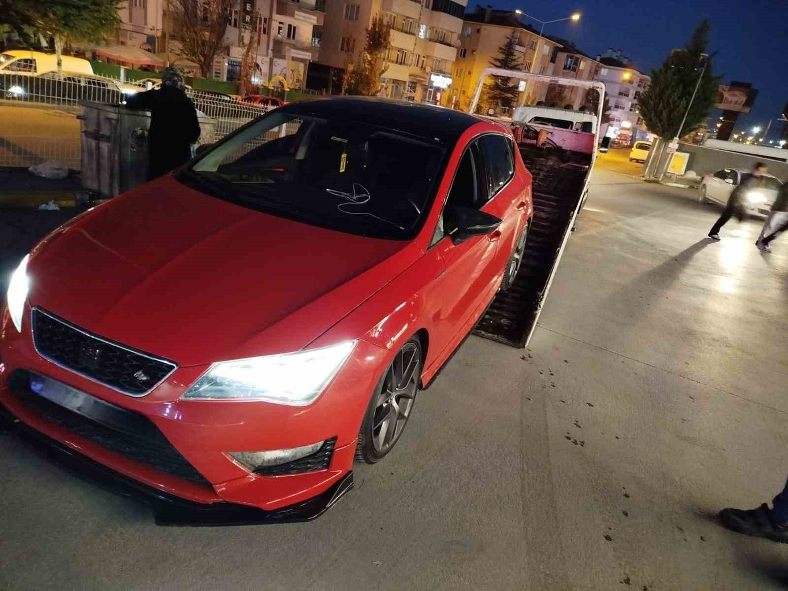 ESKİŞEHİR'DE ABART EGZOZLU OTOMOBİLLE DRİFT ATAN VE DAHA ÖNCEDEN EHLİYETİNE EL KONULDUĞU...