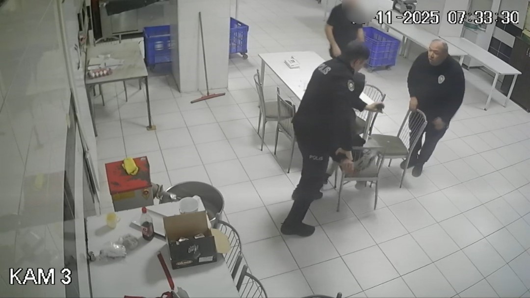 ESKİŞEHİR'DE ARACIYLA ÇARPTIKTAN SONRA DEMİRLE KAFASINA VURARAK AHMET ÇALIK İSİMLİ ŞAHSI ÖLDÜREN...