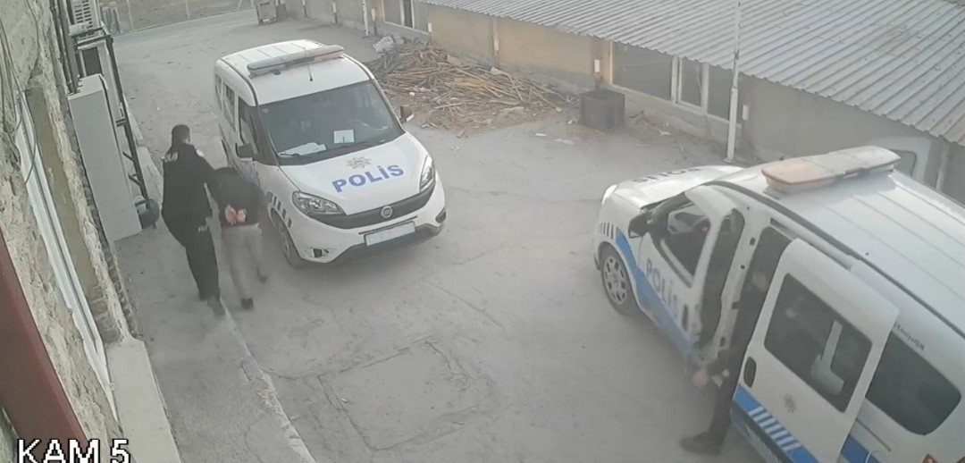 ESKİŞEHİR'DE ARACIYLA ÇARPTIKTAN SONRA DEMİRLE KAFASINA VURARAK AHMET ÇALIK İSİMLİ ŞAHSI ÖLDÜREN...