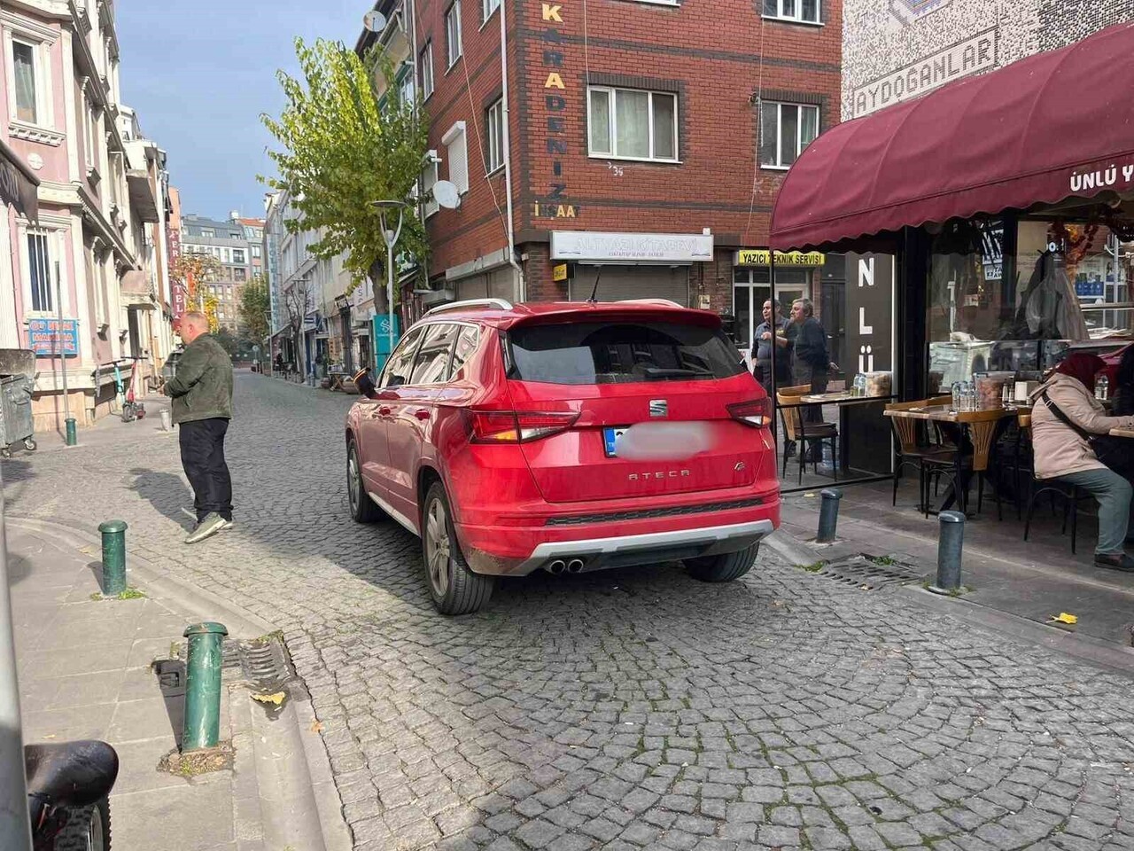 ESKİŞEHİR'DE BİR ARA SOKAĞIN ORTASINA OTOMOBİLİNİ BIRAKIP İŞLERİNİ HALLETMEYE GİDEN SÜRÜCÜNÜN...