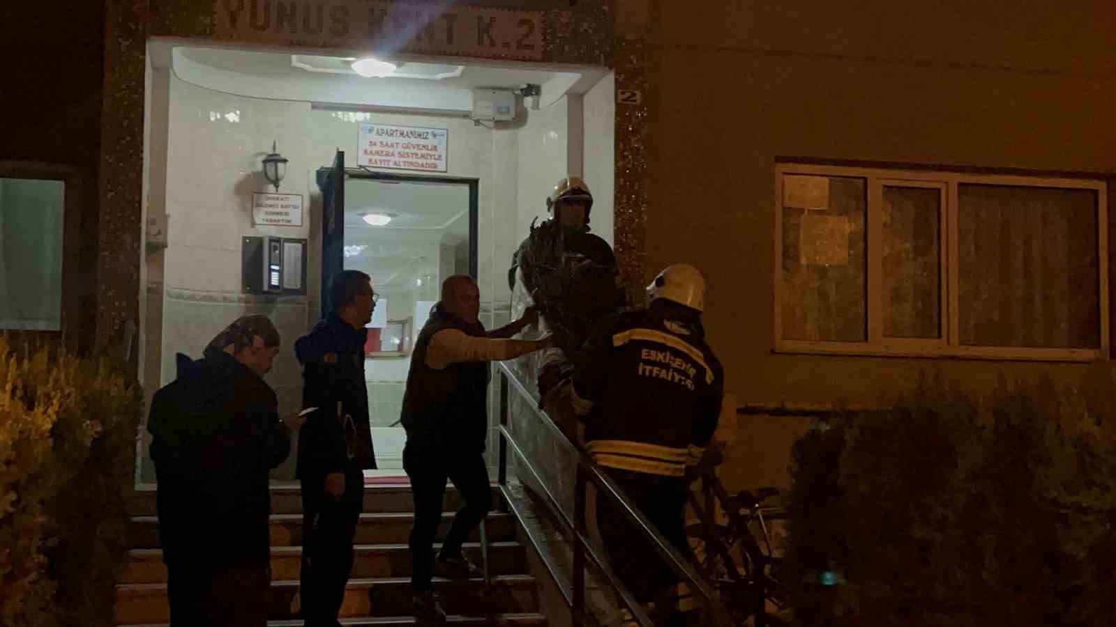 ESKİŞEHİR'DE ÇOK KATLI APARTMANDA TELEVİZYON KAYNAKLI ÇIKAN YANGIN İTFAİYE EKİPLERİNCE...