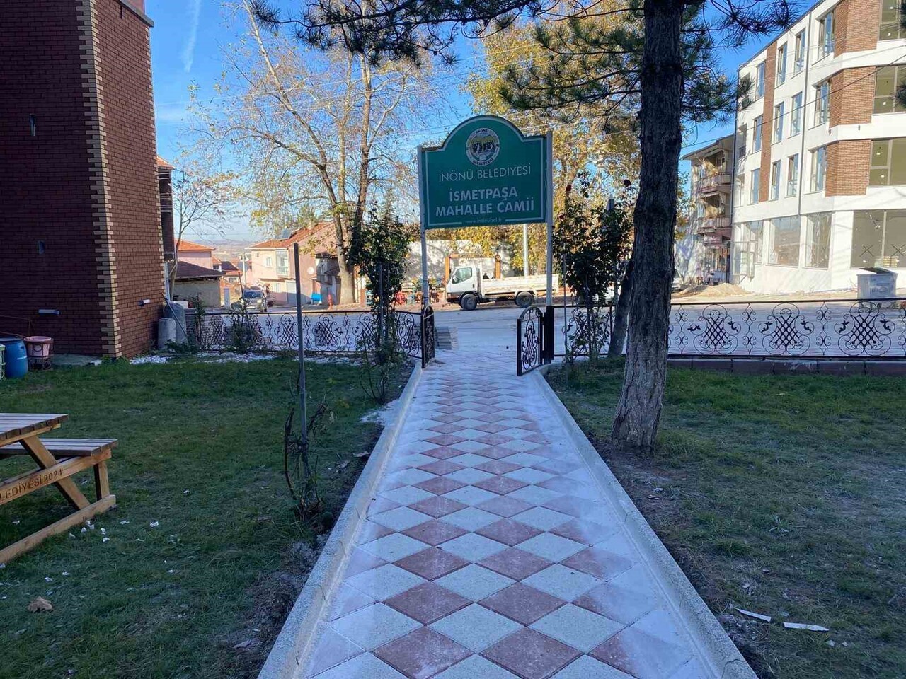 ESKİŞEHİR'DE İNÖNÜ BELEDİYESİ'NCE, İSMETPAŞA CAMİİ'NİN ÇEVRESİNDE DÜZENLEME VE KALDIRIM YENİLEME...