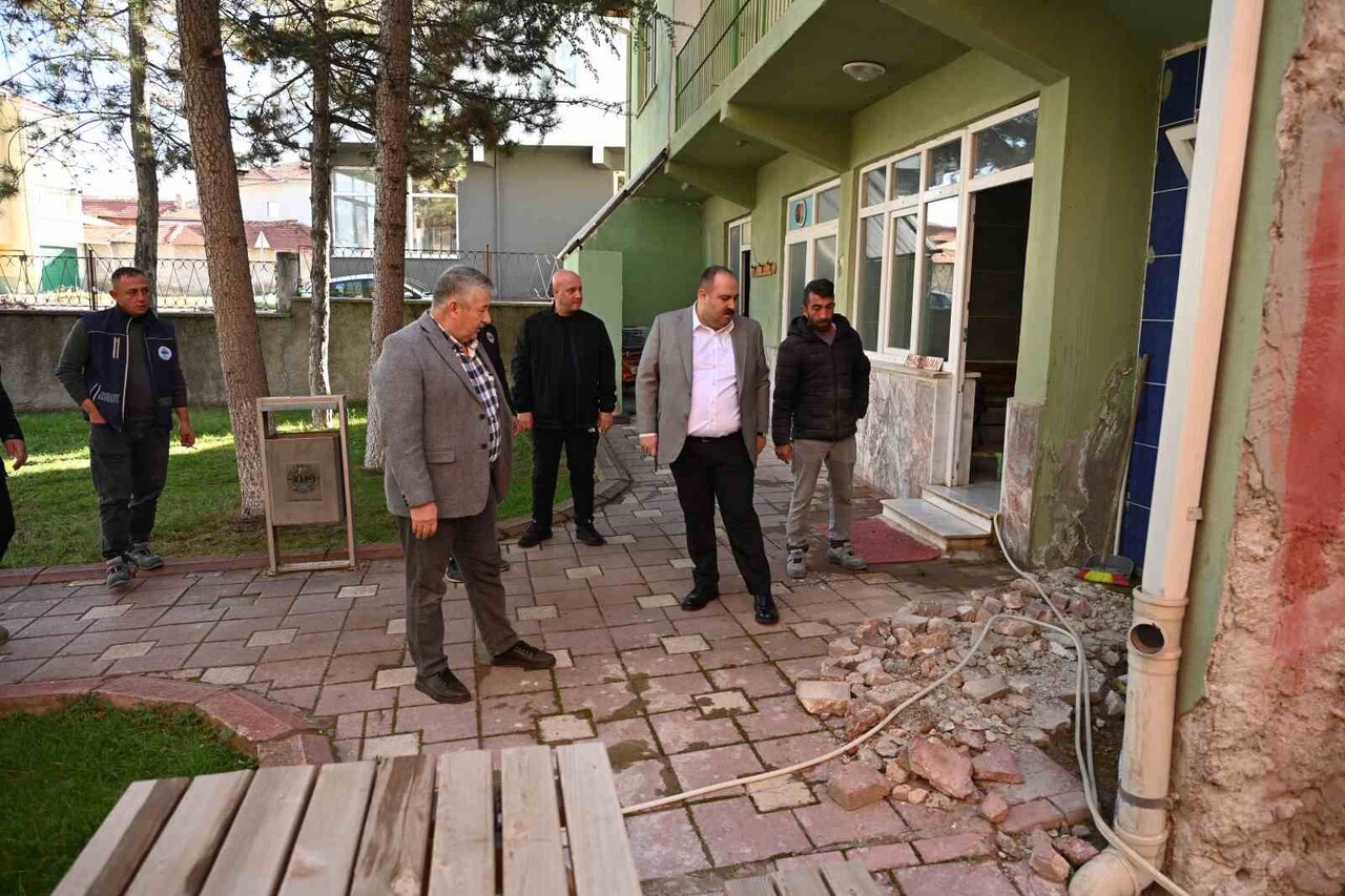 ESKİŞEHİR'DE İNÖNÜ BELEDİYESİ'NCE, İSMETPAŞA CAMİİ'NİN ÇEVRESİNDE DÜZENLEME VE KALDIRIM YENİLEME...