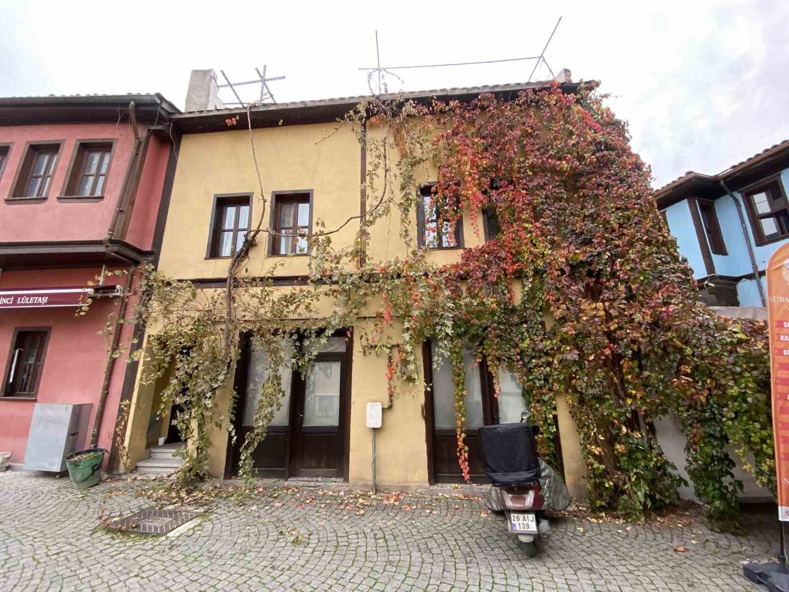 ESKİŞEHİR'DE SONBAHARIN TONLARINA BÜRÜNEN BİTKİLER İLE KAPLANAN TARİHİ YAPI, KARTPOSTALLIK...