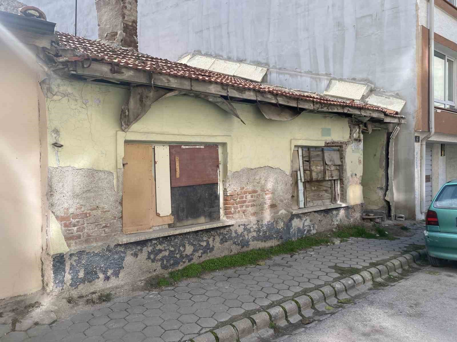 ESKİŞEHİR'DE YAKLAŞIK 5 YILDIR METRUK HALDE OLDUĞU BELİRTİLEN VE DUVARLARINDA HASAR OLUŞTUĞU...