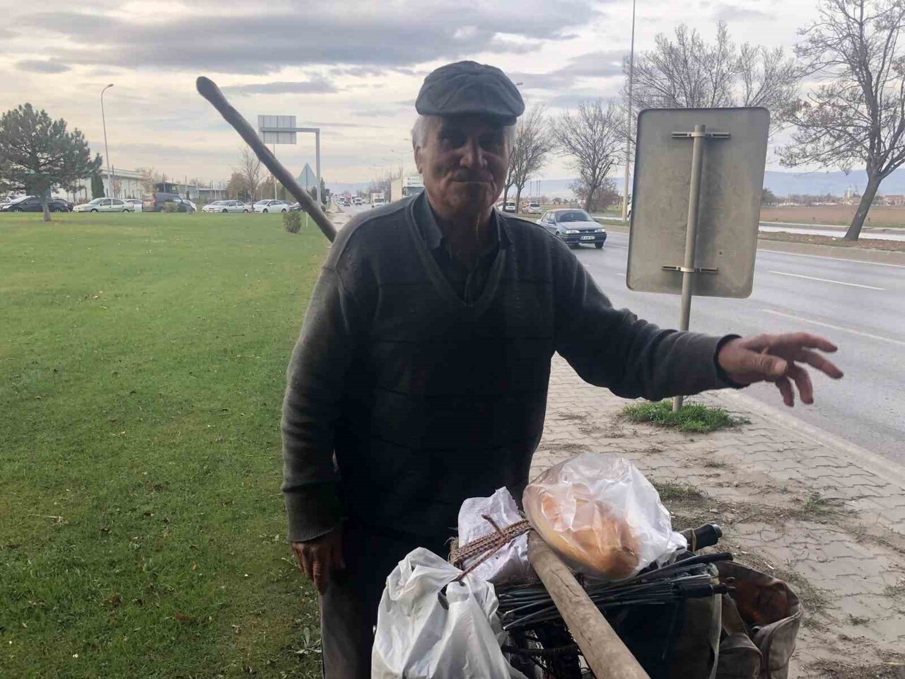 ESKİŞEHİR'DE YAŞAYAN 84 YAŞINDAKİ KAMİL KÖPRÜLÜ, İLERLEYEN YAŞINA RAĞMEN ÇALIŞMA AZMİYLE...