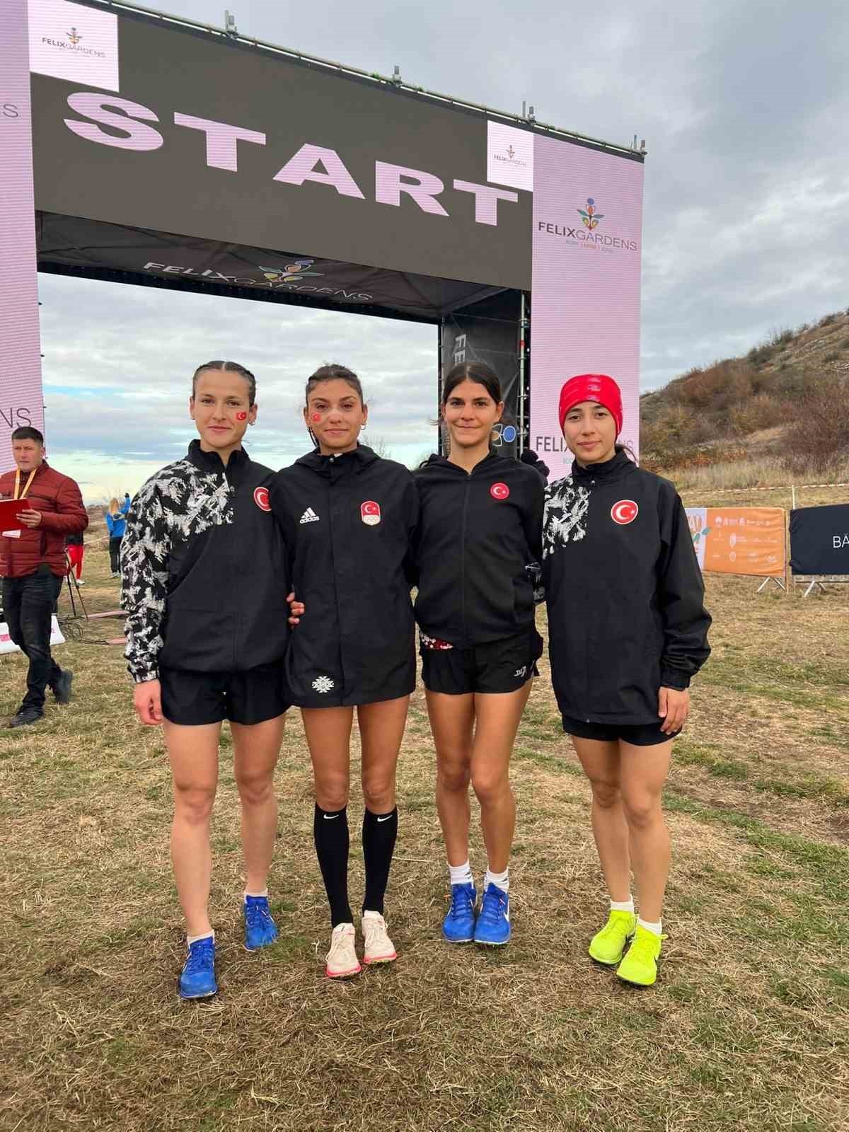 ESKİŞEHİR'DE YETİŞEN SPORCU ELİF NAZ KÖSEOĞLU'NUN DA ARALARINDA BULUNDUĞU U20 KADIN MİLLİ TAKIMI...