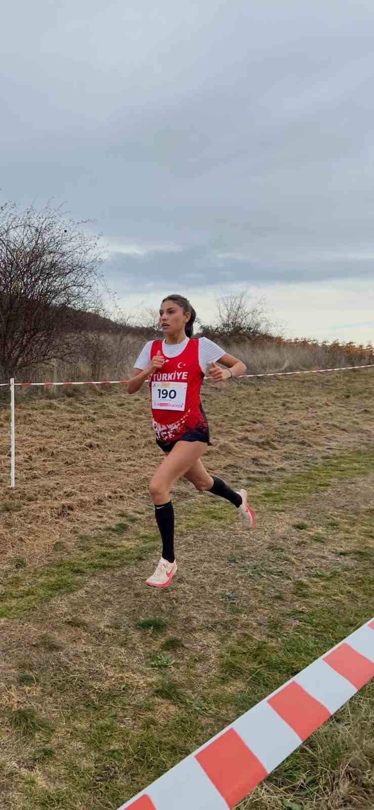 ESKİŞEHİR'DE YETİŞEN SPORCU ELİF NAZ KÖSEOĞLU'NUN DA ARALARINDA BULUNDUĞU U20 KADIN MİLLİ TAKIMI...