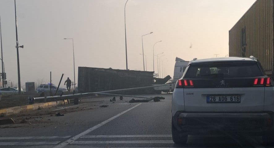 ESKİŞEHİR-BURSA KARAYOLU ÜZERİNDE ESKİŞEHİR İSTİKAMETİNDE İLERLEYEN TIR, TEPEBAŞI İLÇESİ YUKARI...