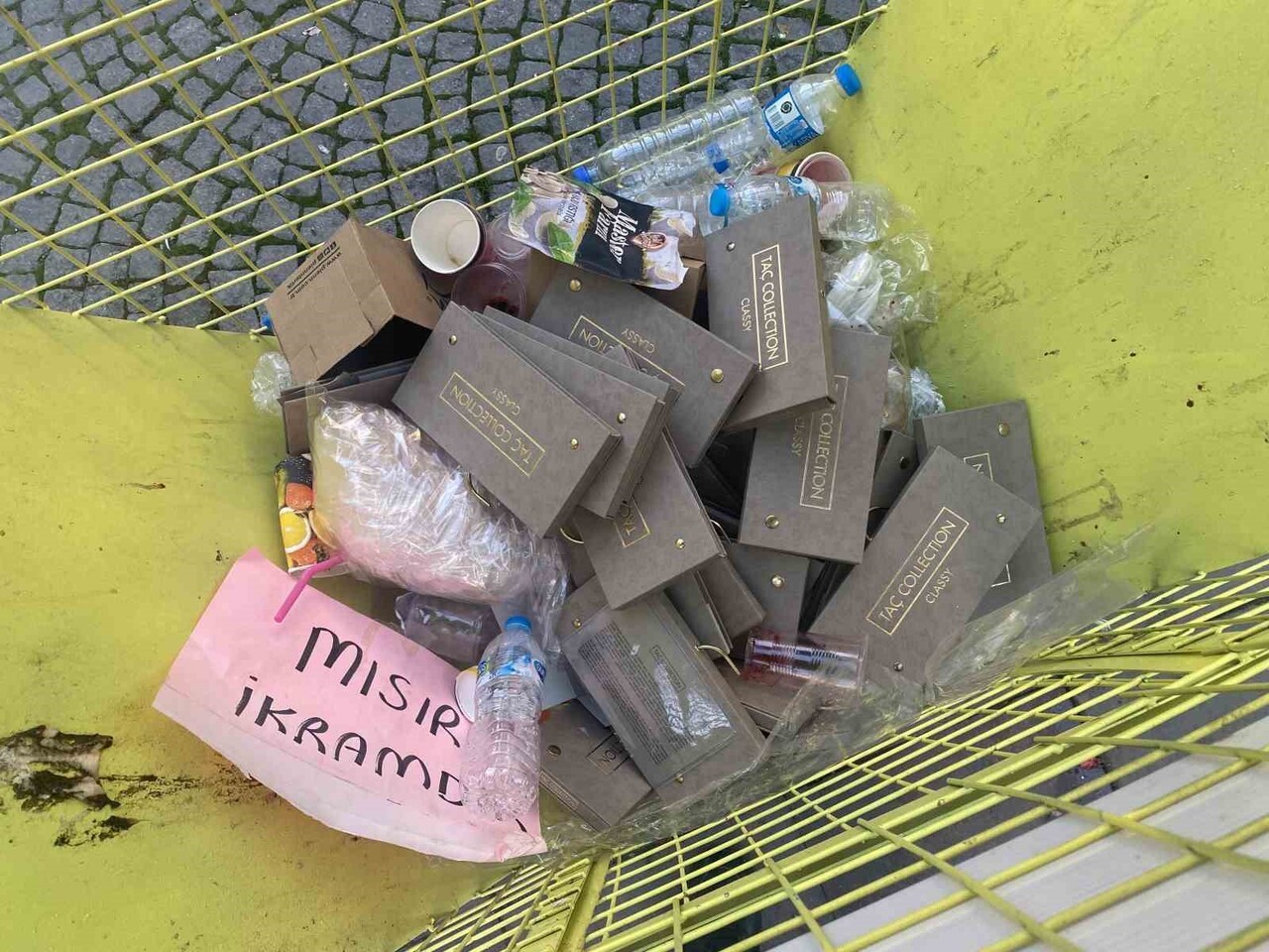 ESKİŞEHİR’DE BAZI DUYARSIZ VATANDAŞLAR, HEMEN YANINDA 3 ADET ÇÖP KUTUSU BULUNAN KALP ŞEKLİNDEKİ...