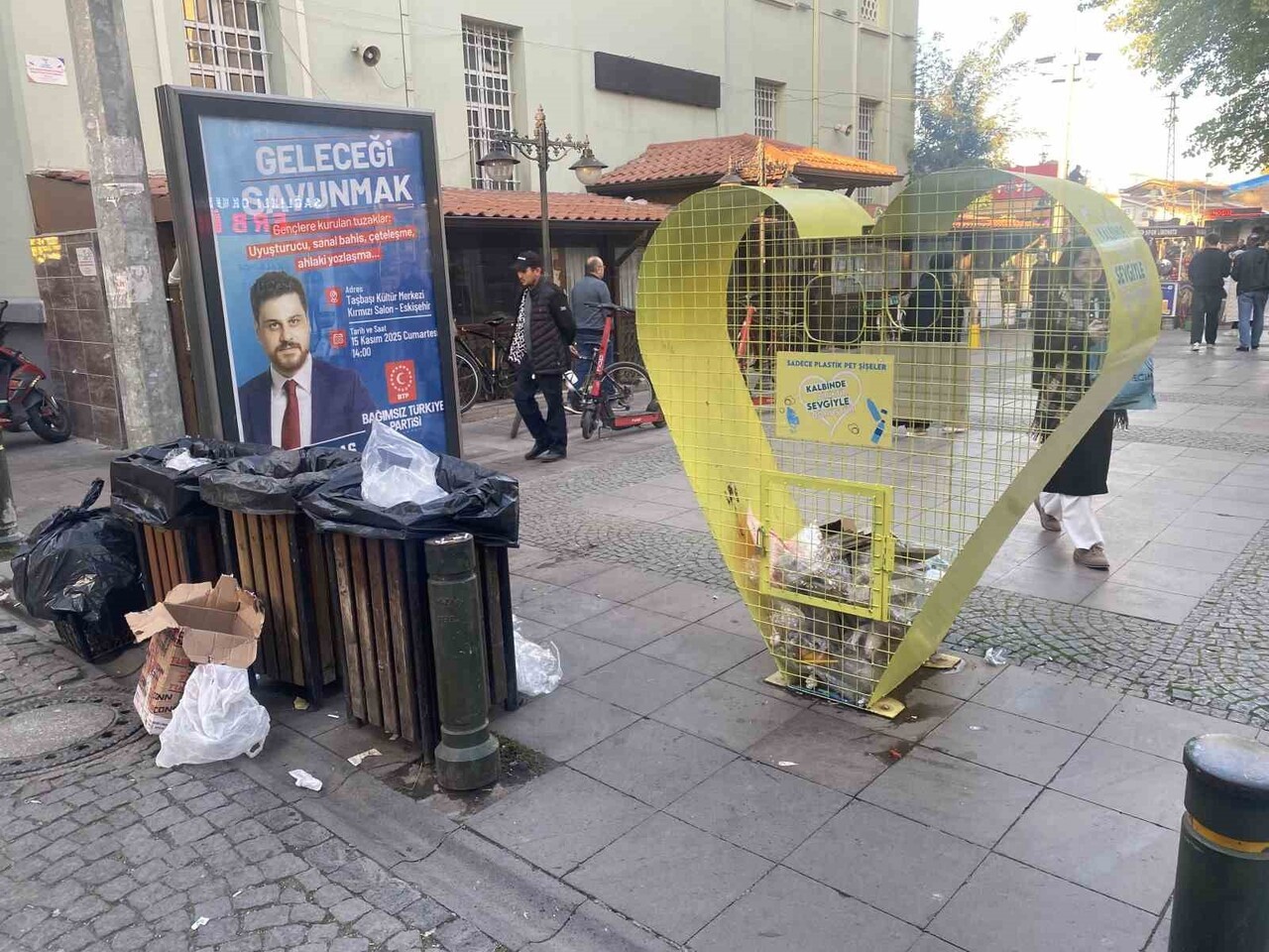ESKİŞEHİR’DE BAZI DUYARSIZ VATANDAŞLAR, HEMEN YANINDA 3 ADET ÇÖP KUTUSU BULUNAN KALP ŞEKLİNDEKİ...