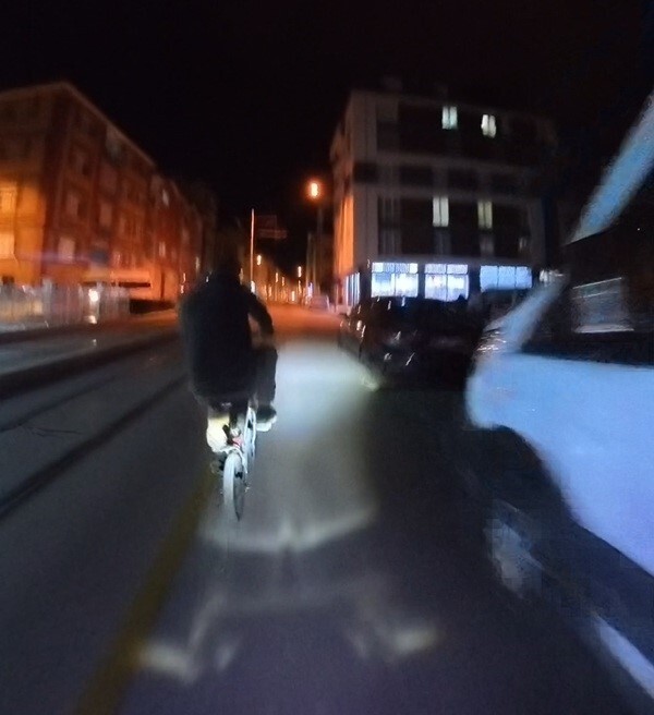 ESKİŞEHİR’DE CADDEDE İLERLEYEN MOTOSİKLETE ÖNÜNE ÇIKAN BİSİKLETE ÇARPMAMAK İÇİN YAPTIĞI HAMLE...