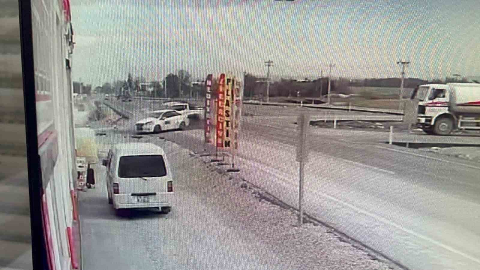 ESKİŞEHİR’DE CADDEDEN ARA SOKAĞA DÖNMEK İSTEYEN VE HAMLE YAPAN OTOMOBİLE, KARŞI YÖNDEN GELEN PİKAP...