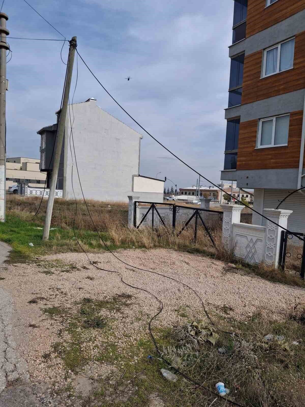 ESKİŞEHİR’DE DEVRİLEN VE ÇEVREYE SAÇILAN KABLOLARI YAĞMUR YAĞINCA ELEKTRİKLENDİĞİ ÖNE SÜREN...