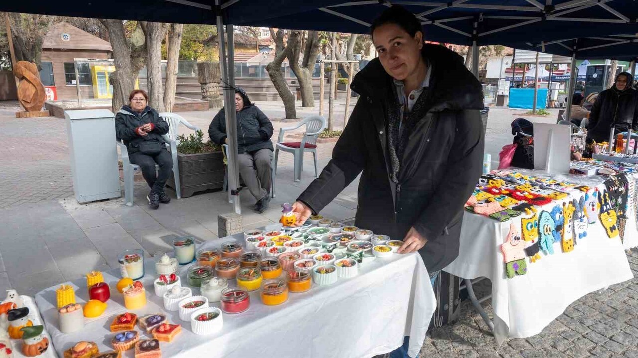 ESKİŞEHİR’DE EVİNİN BİR ODASINI ATÖLYEYE ÇEVİREN RABİA ÇELİK, KENDİ TASARIMI OLAN KALIPLARLA...