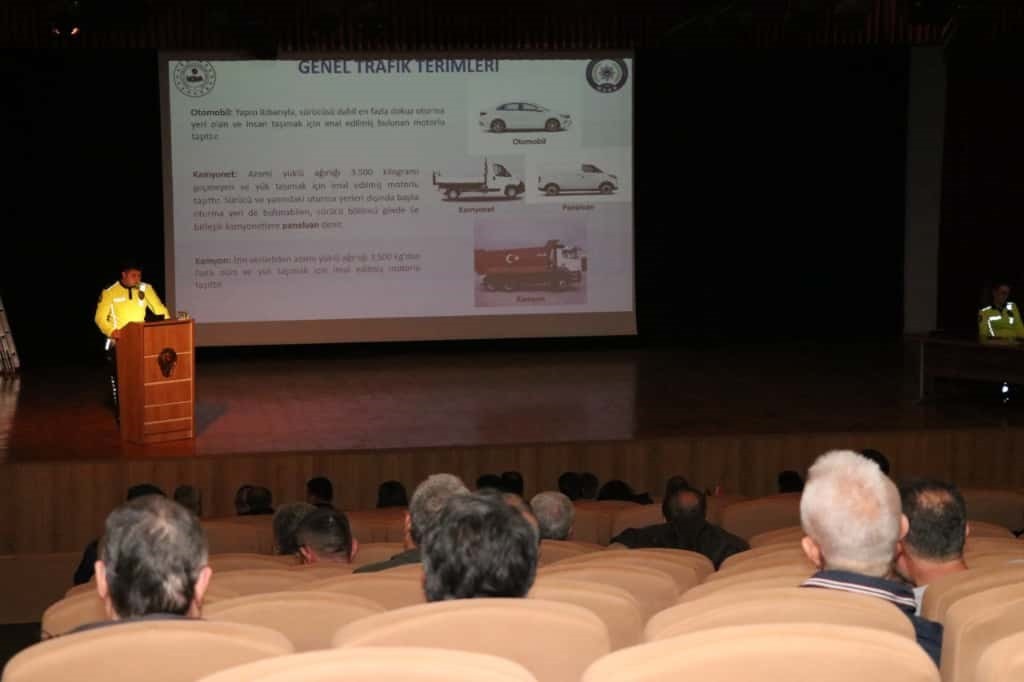 ESKİŞEHİR’DE FAHRİ TRAFİK MÜFETTİŞLERİNİN KATILDIĞI BİLGİLENDİRME VE DEĞERLENDİRME TOPLANTISI...