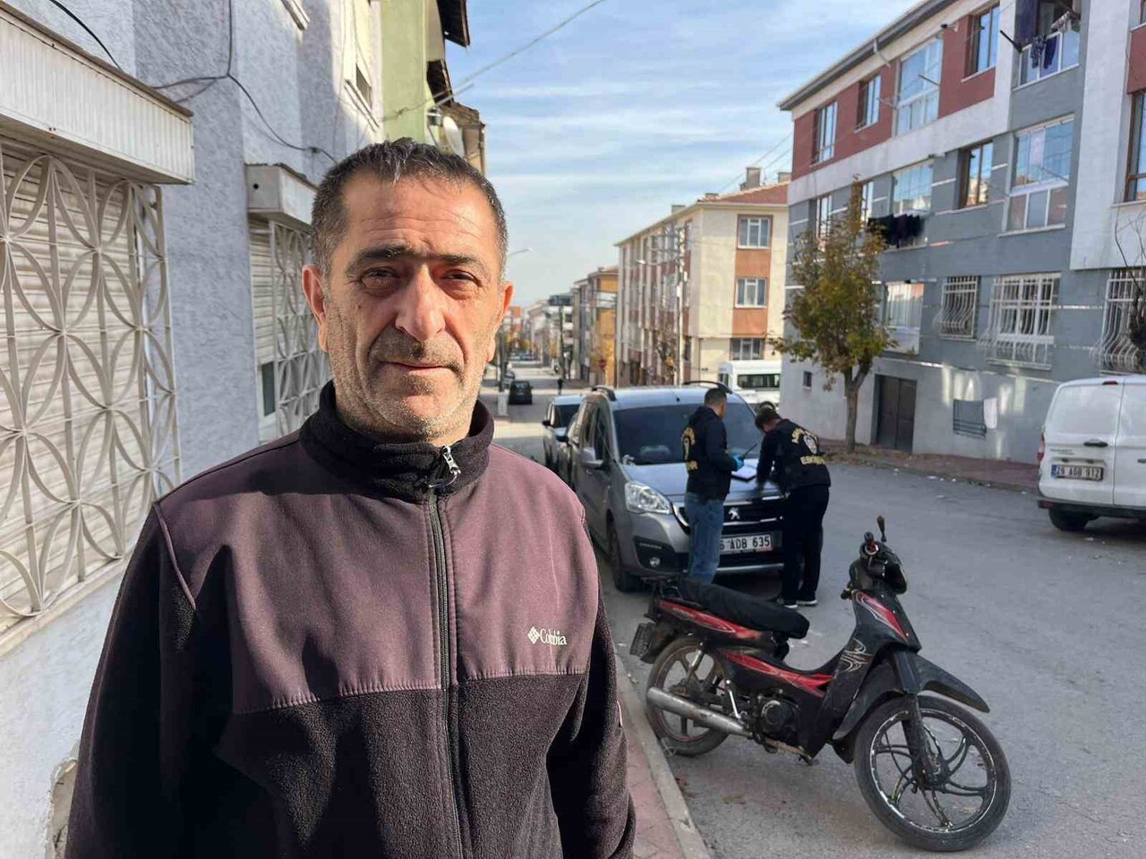 ESKİŞEHİR’DE SİMİT SATARAK GEÇİMİNİ SAĞLAYAN RAHATSIZLIĞINDAN DOLAYI YÜRÜME GÜÇLÜĞÜ ÇEKEN ‘EKMEK...