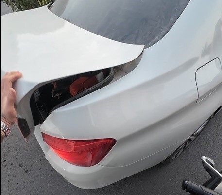 ESKİŞEHİR’DE TRAFİKTE BAGAJI AÇIK BİR ŞEKİLDE ARACI GÖRÜP SÜRÜCÜYÜ UYARAN MOTOSİKLET KULLANICISI...