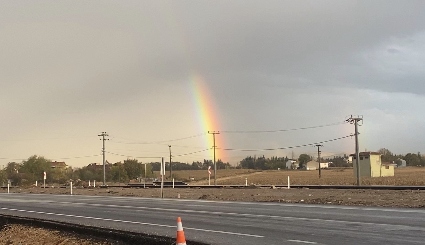 ESKİŞEHİR’DE YAĞMUR SONRASI BELİREN VE GÖRSEL ŞÖLEN OLUŞTURAN GÖKKUŞAĞI KAMERAYA...
