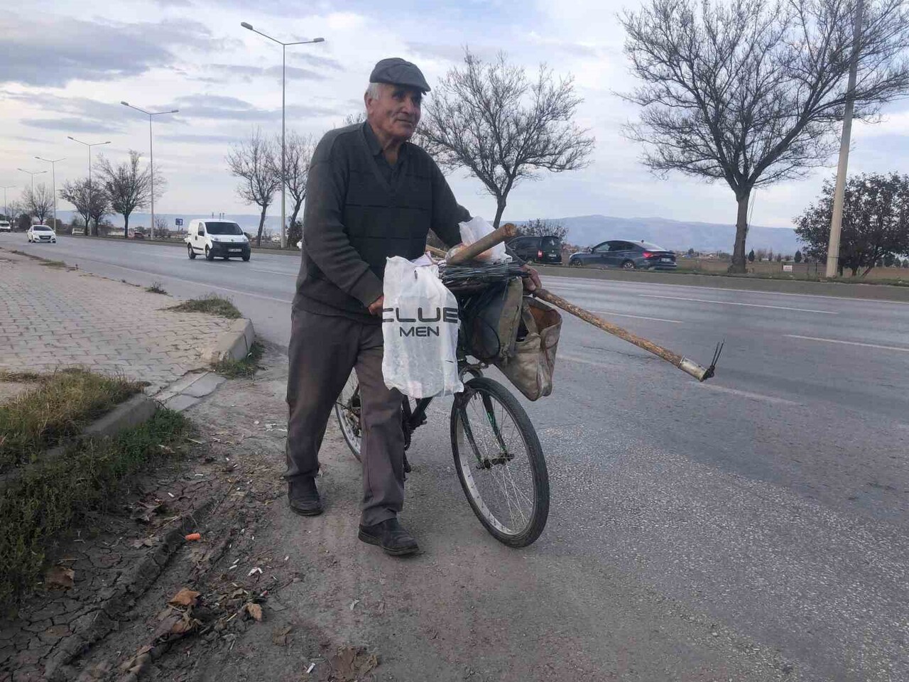 ESKİŞEHİR’DE YAŞAYAN 84 YAŞINDAKİ KAMİL KÖPRÜLÜ, İLERLEYEN YAŞINA RAĞMEN ÇALIŞMA AZMİYLE...