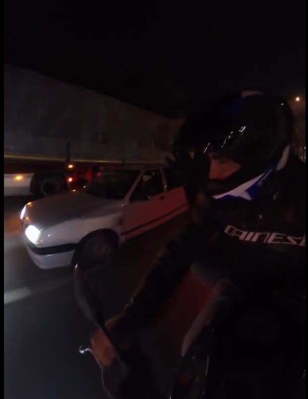 ESKİŞEHİR’DEKİ ÇEVREYOLUNDA SOL ŞERİTTE SEYREDEN MOTOSİKLETE, SOLLAMAYA GEÇMEK İSTEYEN BİR...