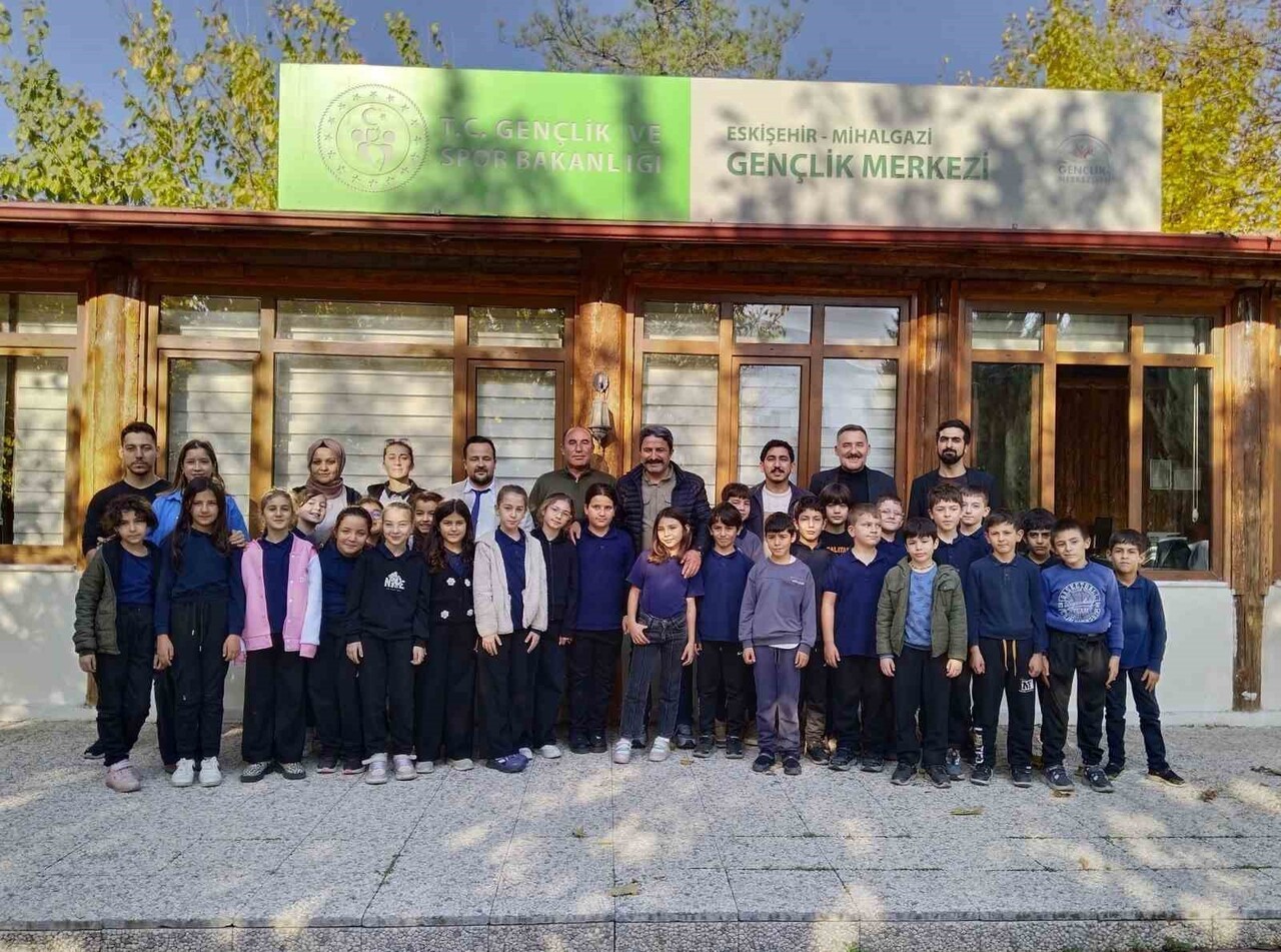 ESKİŞEHİR GENÇLİK VE SPOR İL MÜDÜRÜ HASAN KALIN, MİHALGAZİ GENÇLİK MERKEZİ'NDE YÜRÜTÜLEN GENÇLİK...