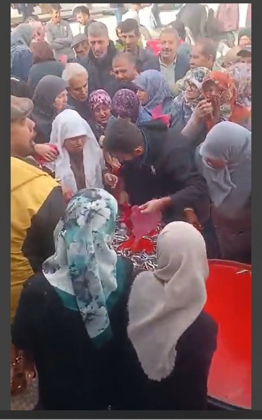 ESKİŞEHİR’İN SEYİTGAZİ İLÇESİNDE BİR BALIKÇI, VATANDAŞLARA ÜCRETSİZ HAMSİ DAĞITTI. SABAH ERKEN...