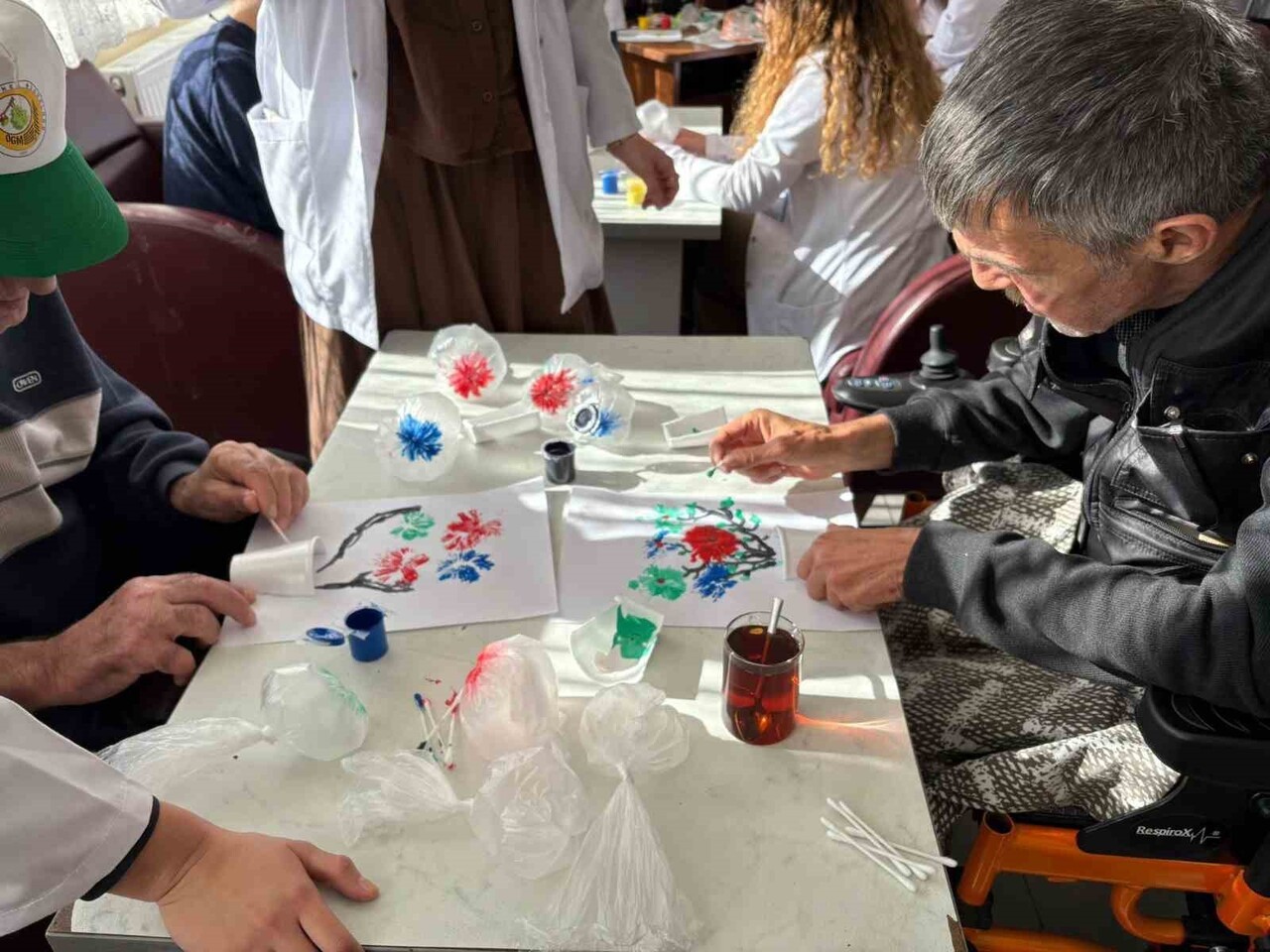 ESKİŞEHİR OSMANGAZİ ÜNİVERSİTESİ (ESOGÜ) HEMŞİRELİK BÖLÜMÜ ÖĞRENCİLERİ, HUZUREVİNDEKİ YAŞLILARIN...