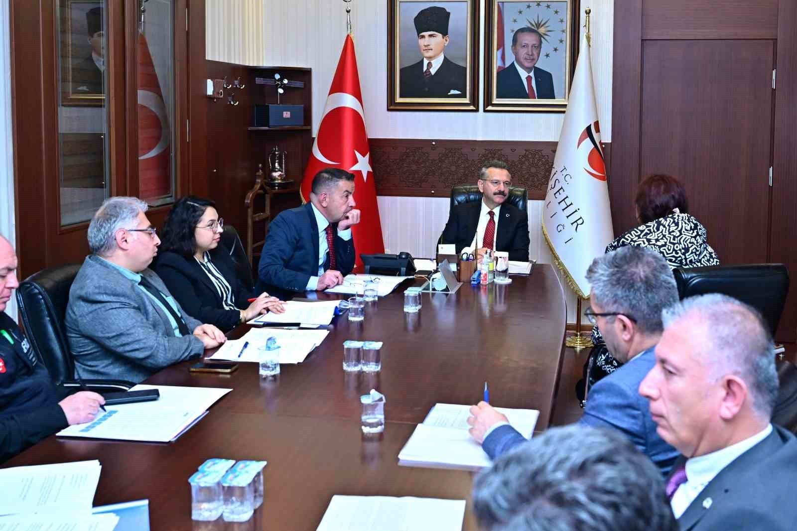 ESKİŞEHİR VALİSİ HÜSEYİN AKSOY, VATANDAŞLARLA TEK TEK GÖRÜŞEREK KENDİSİNE İLETİLEN ŞİKAYET VE...