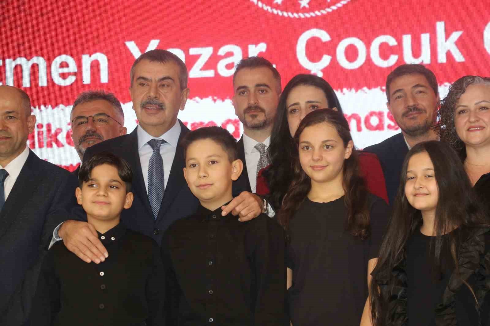 ETKİNLİKTE DERECEYE GİREN ÖĞRETMENLERE ÖDÜLLERİNİ TAKDİM EDEN MİLLİ EĞİTİM BAKANI YUSUF TEKİN...