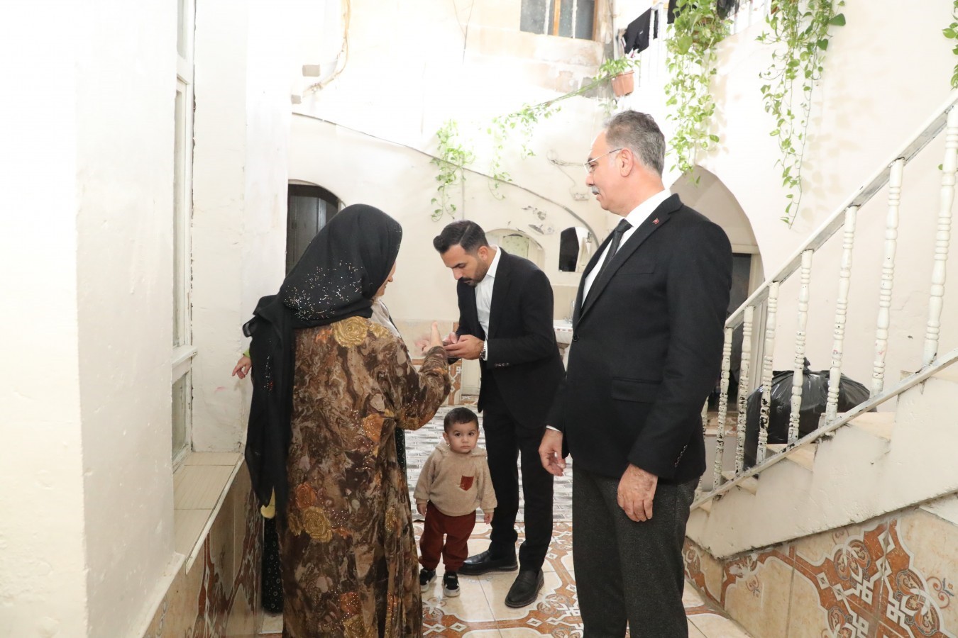 EYYÜBİYE BELEDİYE BAŞKANI MEHMET KUŞ, BİR FIRINDAN ZİMEM DEFTERİNİ ALARAK TÜM MAHALLE SAKİNLERİNİN...