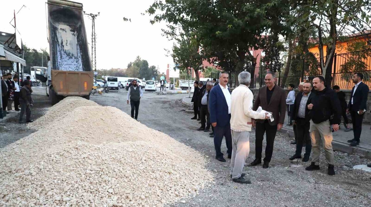 EYYÜBİYE’DEKİ MAHALLEDE ASFALT ÇALIŞMASI