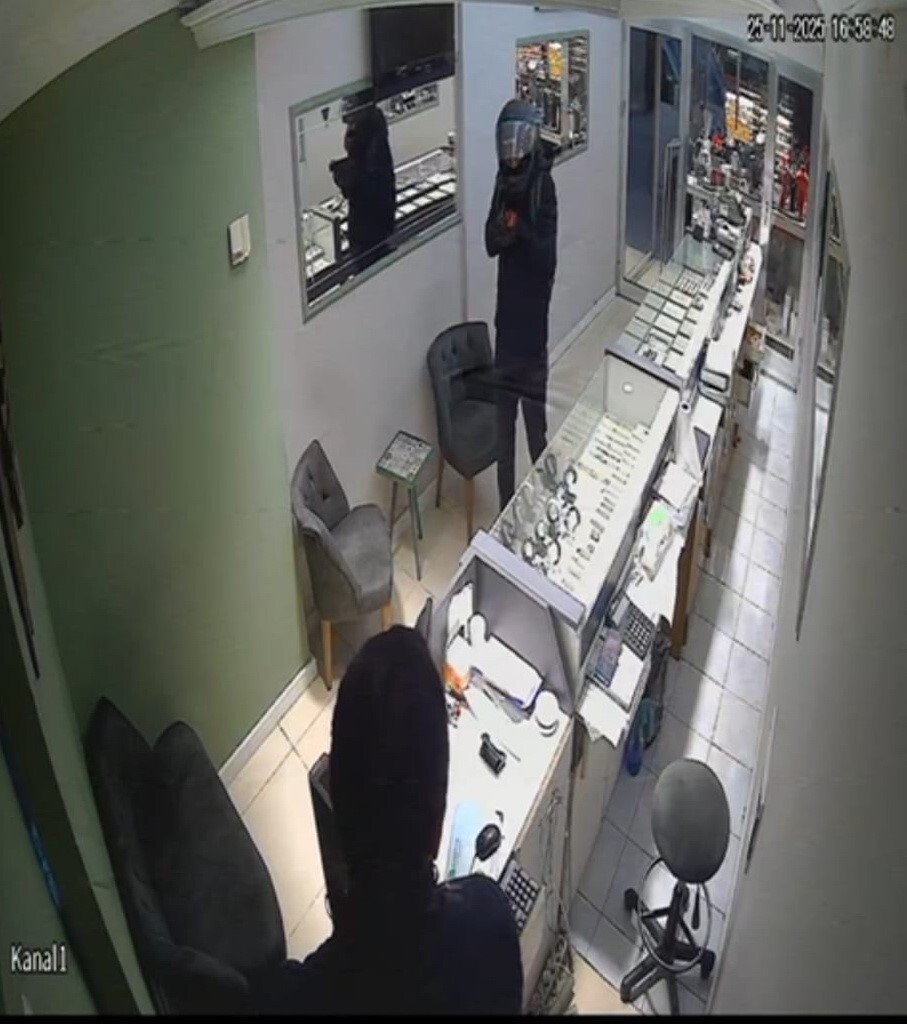 FATSA İLÇESİNDE BİR KUYUMCUDA MEYDANA GELEN VE YAKLAŞIK 5 KİLO ALTININ ÇALINDIĞI SOYGUN ANI...