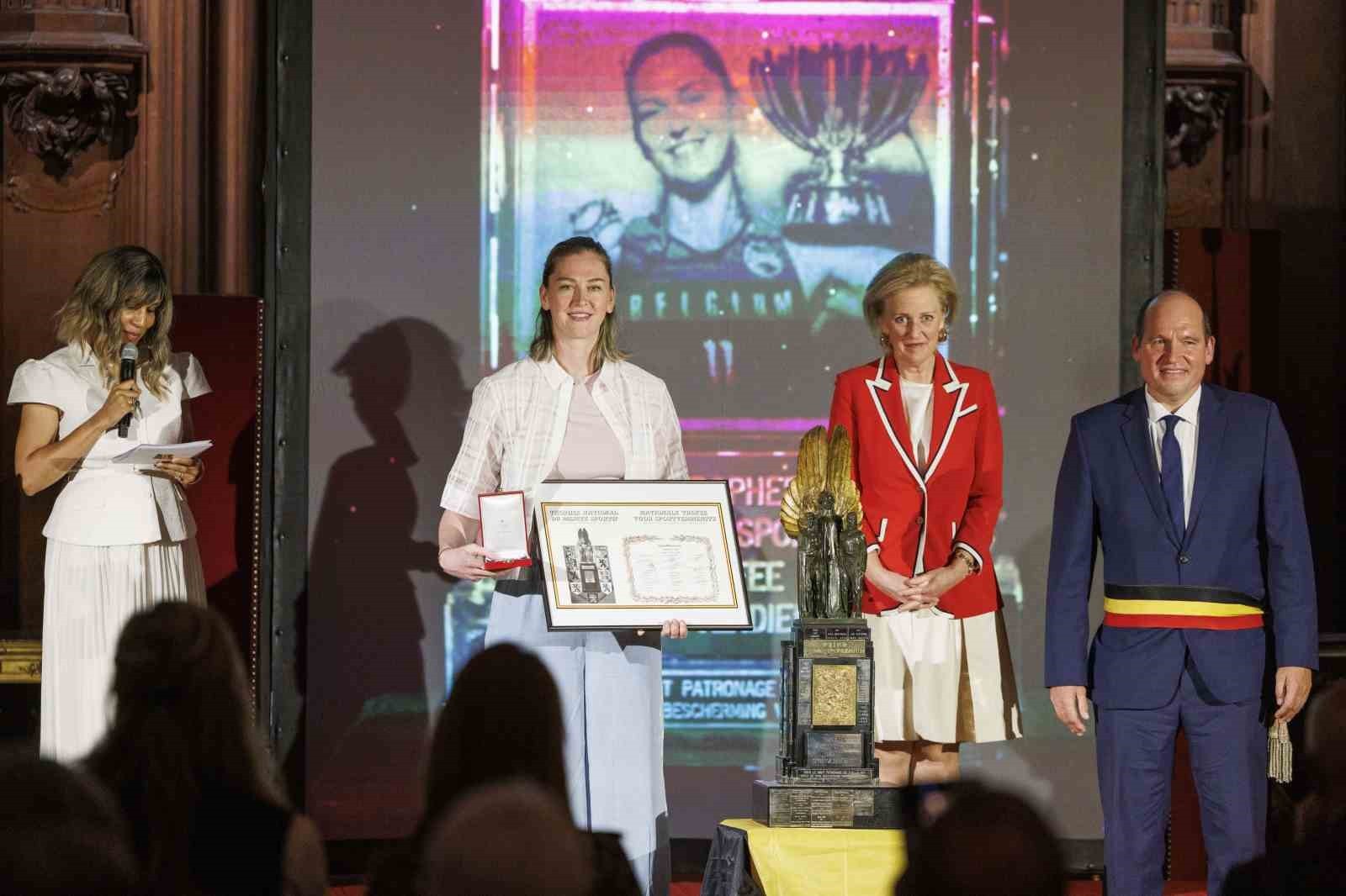 FENERBAHÇE KADIN BASKETBOL TAKIMI'NIN BELÇİKALI OYUNCUSU EMMA MEESSEMAN, ULUSAL SPOR BAŞARI...