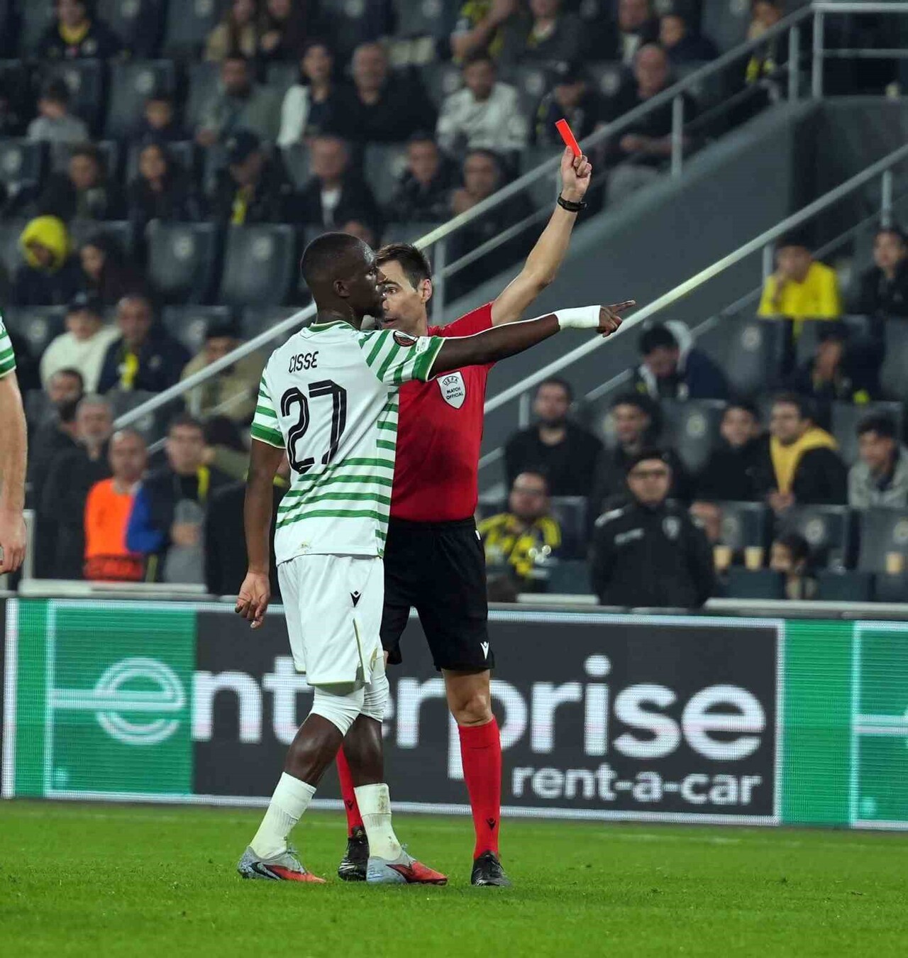 FENERBAHÇE’NİN KOLOMBİYALI FORVETİ JHON DURAN, FERENCVAROS MAÇINDA KIRMIZI KART GÖRDÜ.