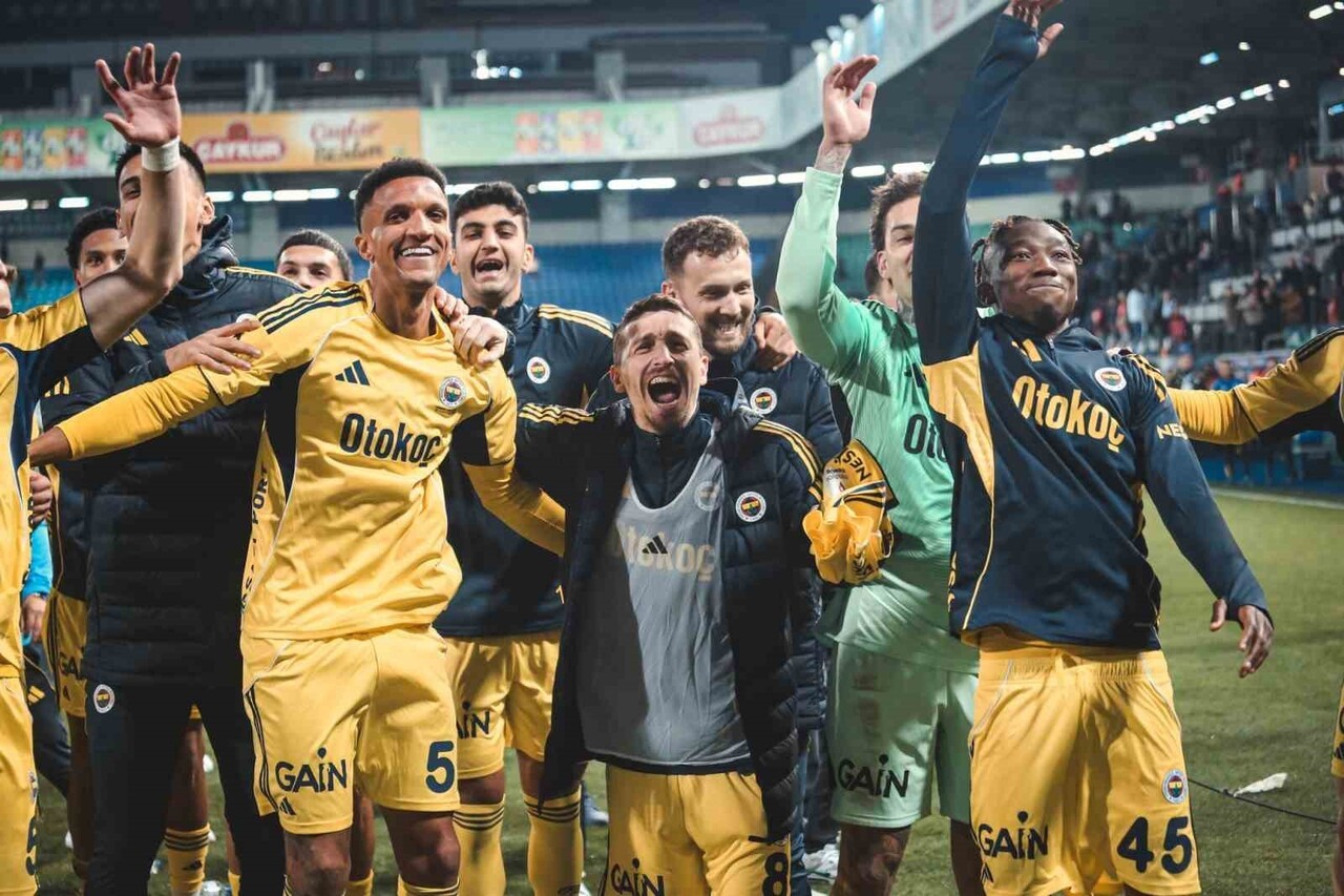 FENERBAHÇE, TRENDYOL SÜPER LİG'DE ÇAYKUR RİZESPOR KARŞISINDA 2-0 GERİYE DÜŞERKEN SAHADAN 5-2'LİK...