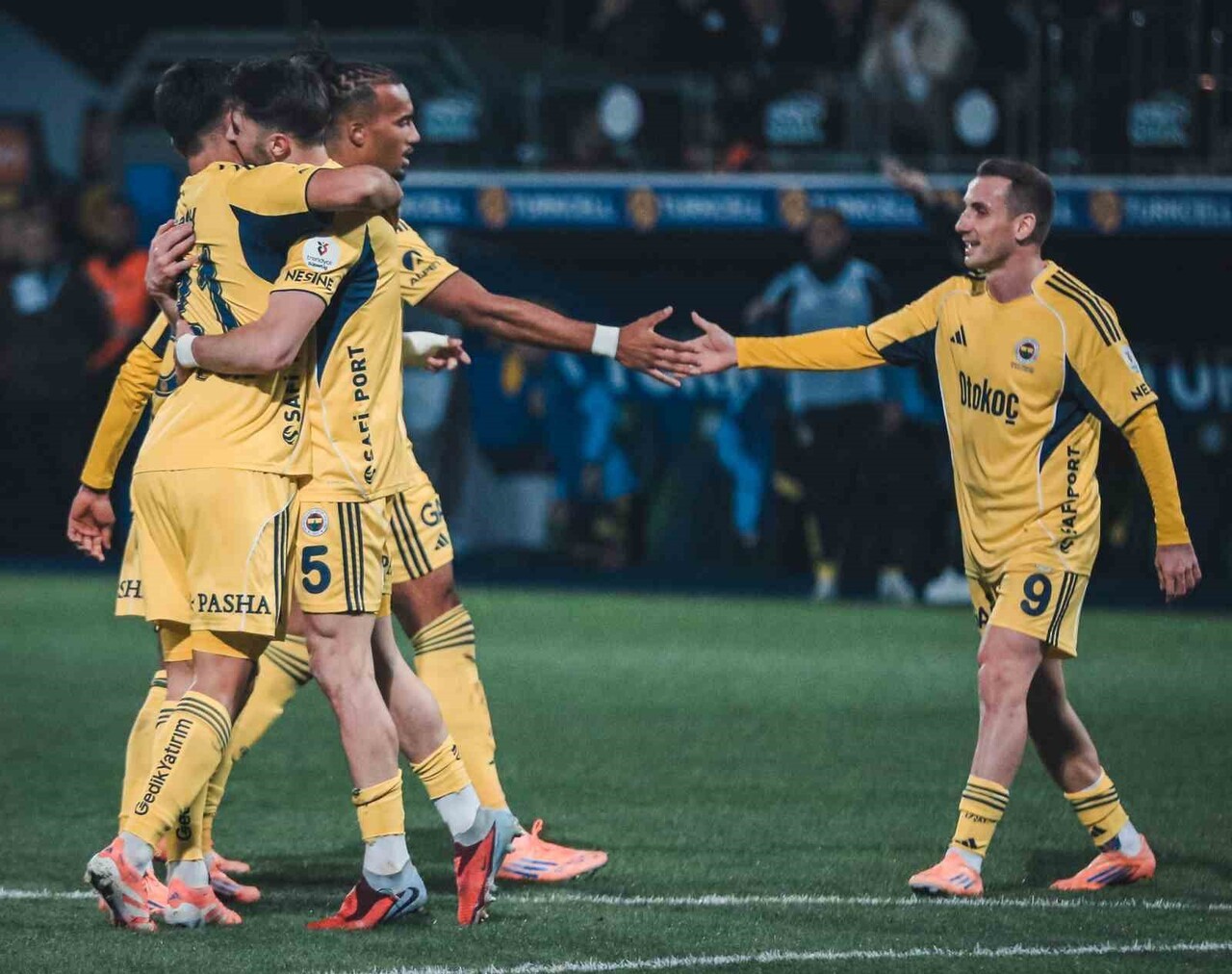 FENERBAHÇE, TRENDYOL SÜPER LİG'DE KONUK OLDUĞU ÇAYKUR RİZESPOR'U MAĞLUP EDERKEN GALİBİYET SERİSİNİ...