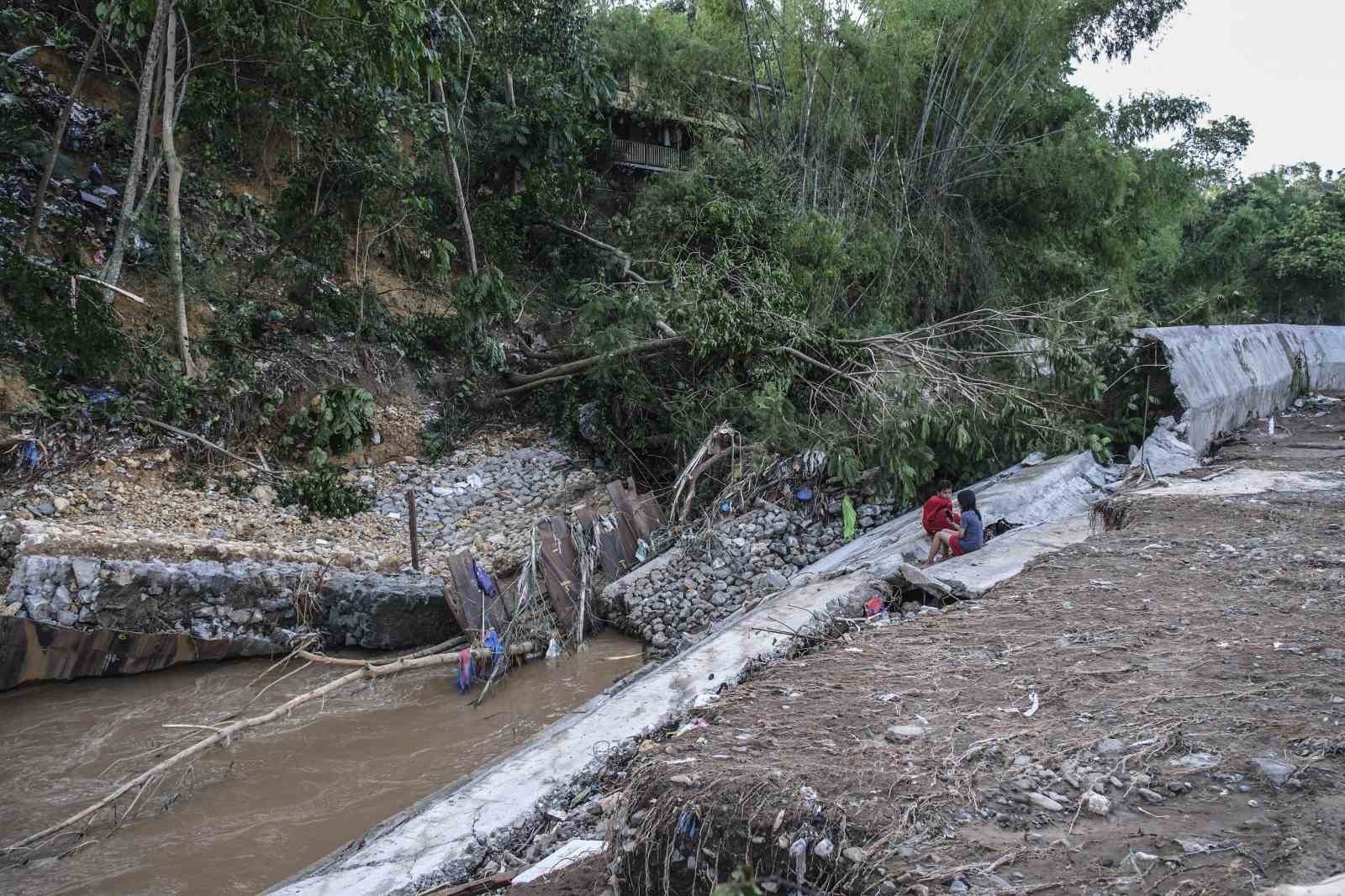 FİLİPİNLER'İN ORTA KESİMLERİNİ VURAN KALMAEGİ TAYFUNU'NDA HAYATINI KAYBEDENLERİN SAYISI 85'E...