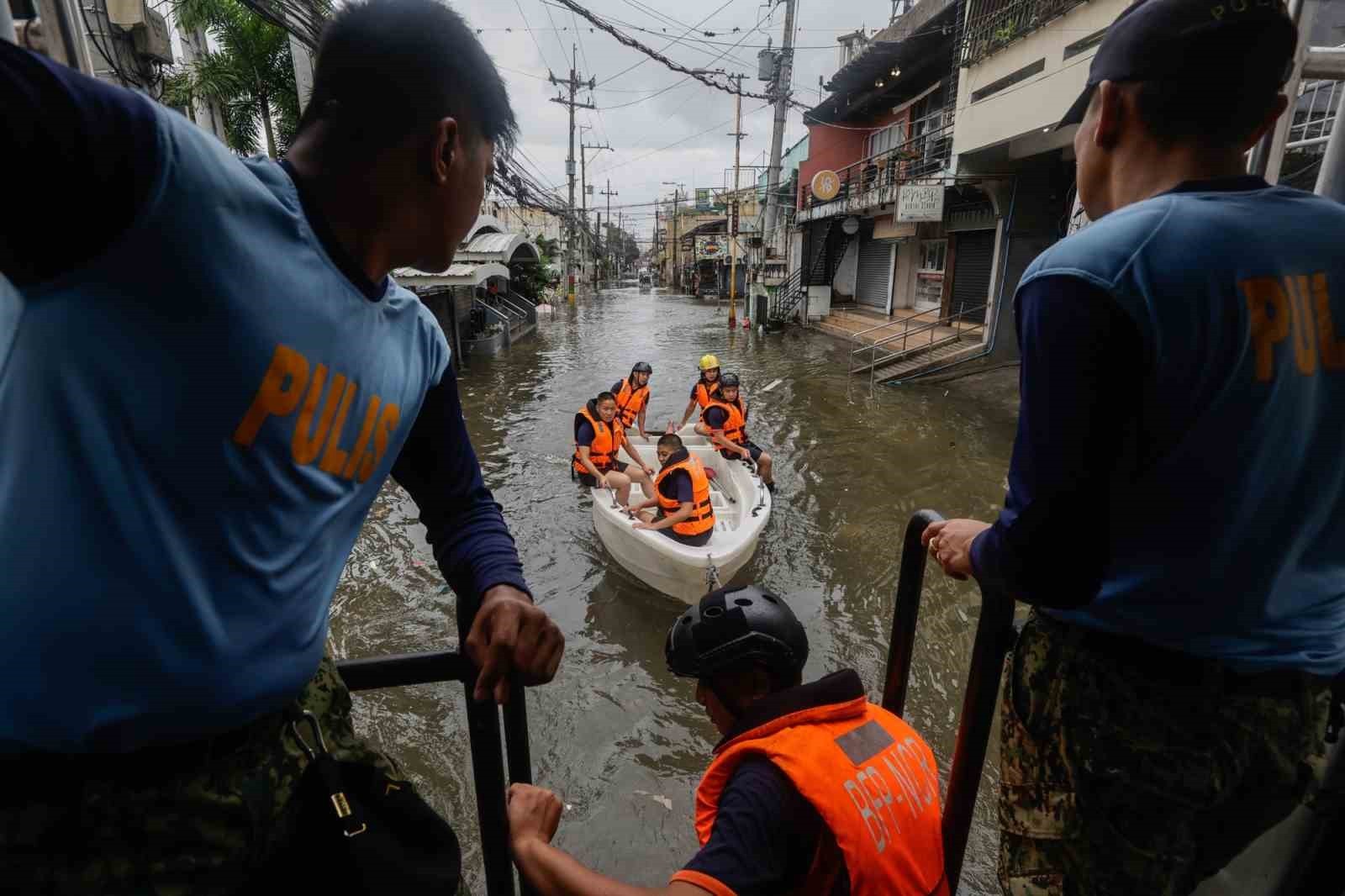 FİLİPİNLER’İ VURAN SÜPER TAYFUN FUNG-WONG’UN NEDEN OLDUĞU SEL VE TOPRAK KAYMALARINDA HAYATINI...