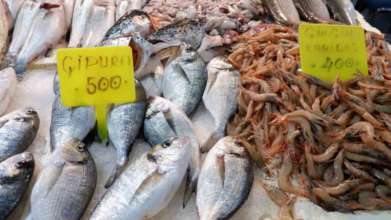 FOÇA BALIK HALİ’NDE KIŞ SEZONU: BALIKÇI TEZGAHI ERSOY TOPTAŞ - İZMİR (İHA)