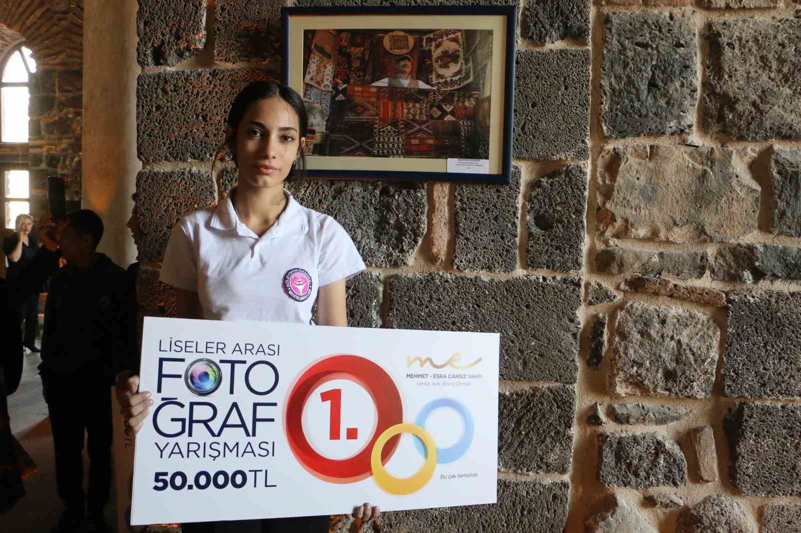 FOTOĞRAF YARIŞMASINDA 1’NCİ OLAN BERİTEN DENİZER, YÖRESEL HALILAR OLAN BİR YERDE FOTOĞRAF ÇEKİMİNİ...