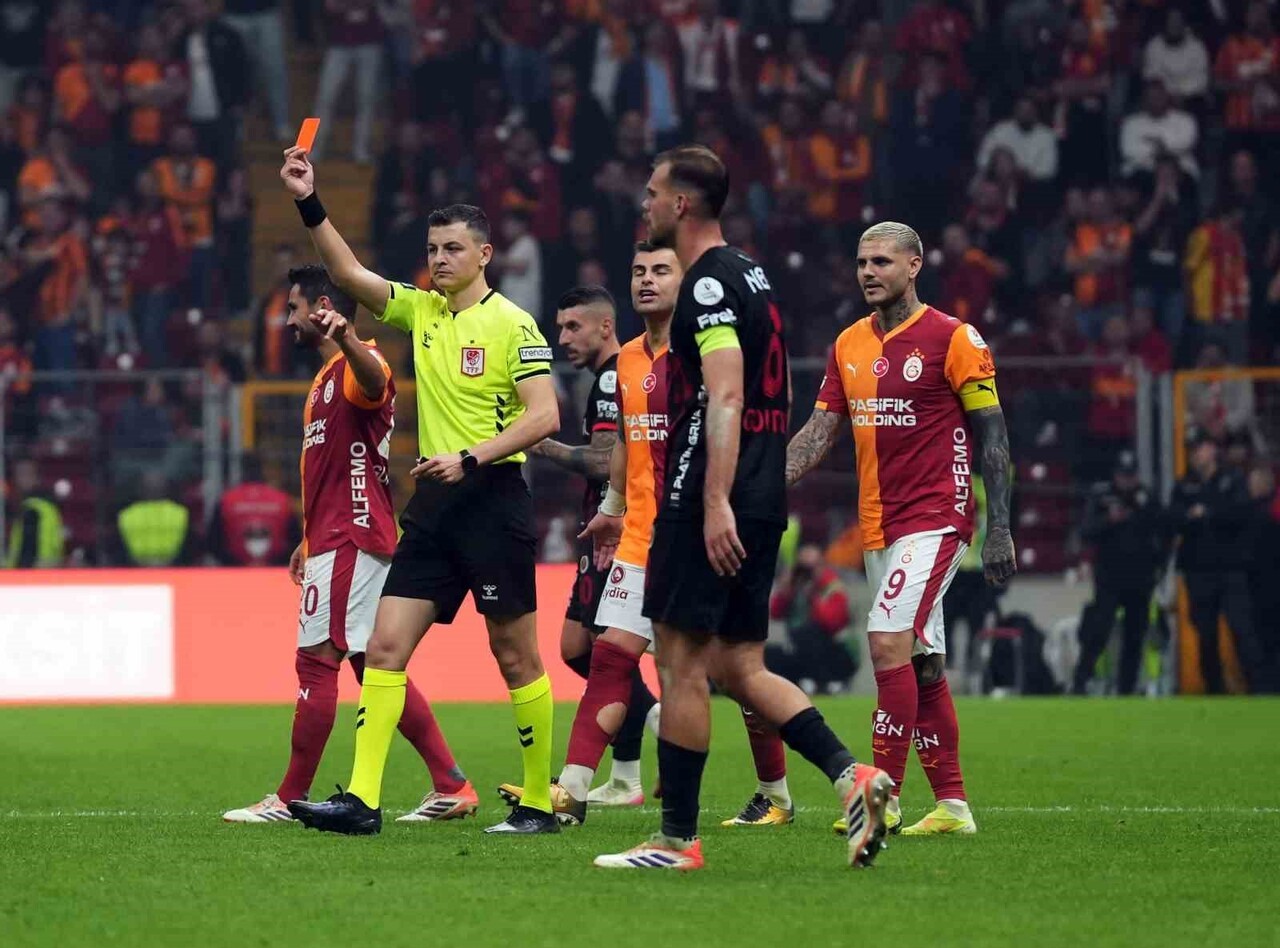 GALATASARAY'IN MACAR FUTBOLCUSU ROLAND SALLAİ, GENÇLERBİRLİĞİ MAÇININ 90+4. DAKİKASINDA DİREKT...